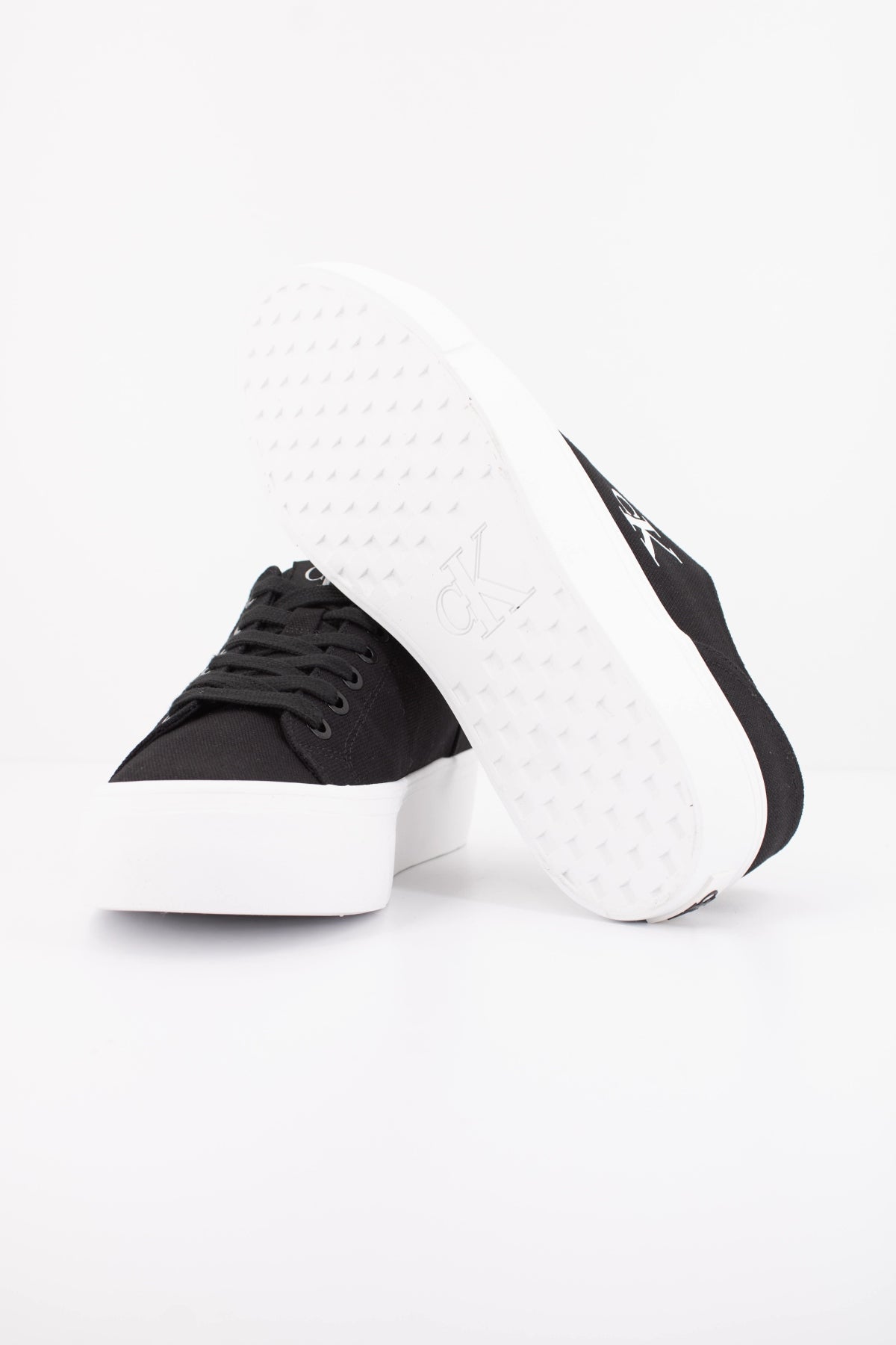 CALVIN KLEIN VULC FLATFORM LOW en color NEGRO  (5)