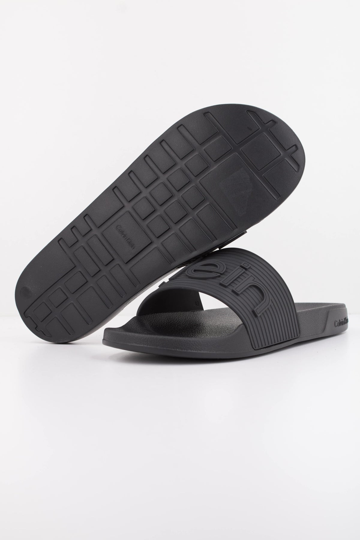 CALVIN KLEIN ESS SLIDE TEXTURE en color NEGRO  (5)