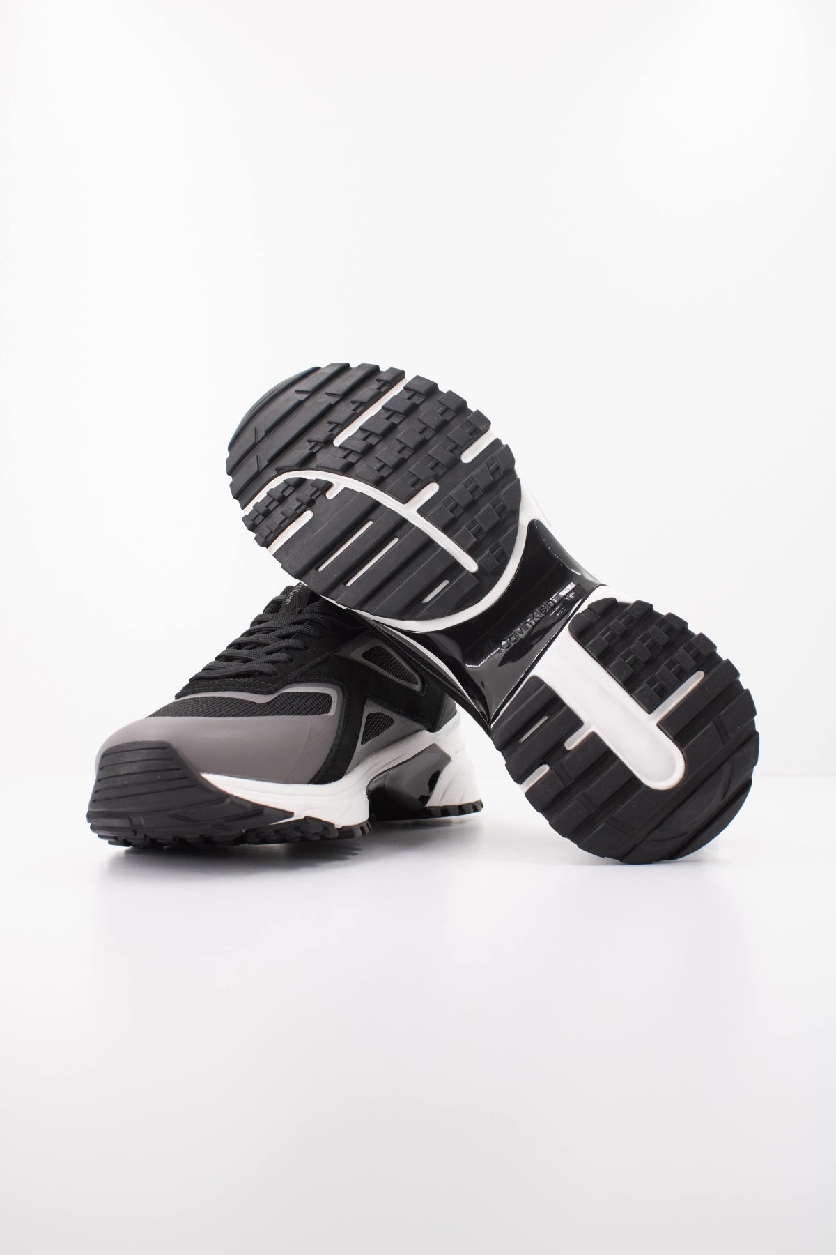 CALVIN KLEIN HIKE RUNNER CK STRIPE MI en color NEGRO  (5)