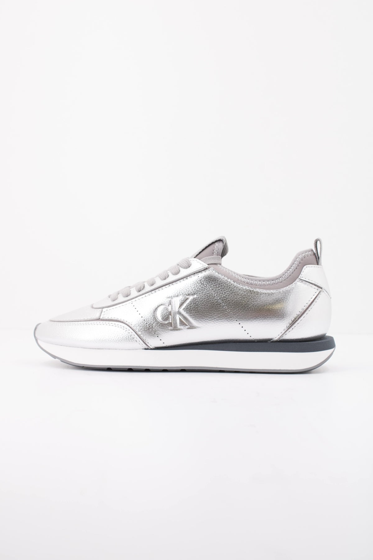 CALVIN KLEIN RETRO RUNNER METALLIC en color PLATA  (1)