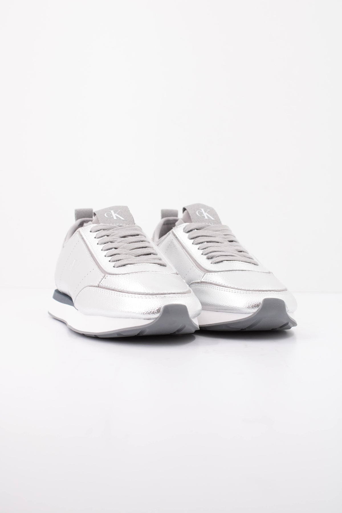 CALVIN KLEIN RETRO RUNNER METALLIC en color PLATA  (2)