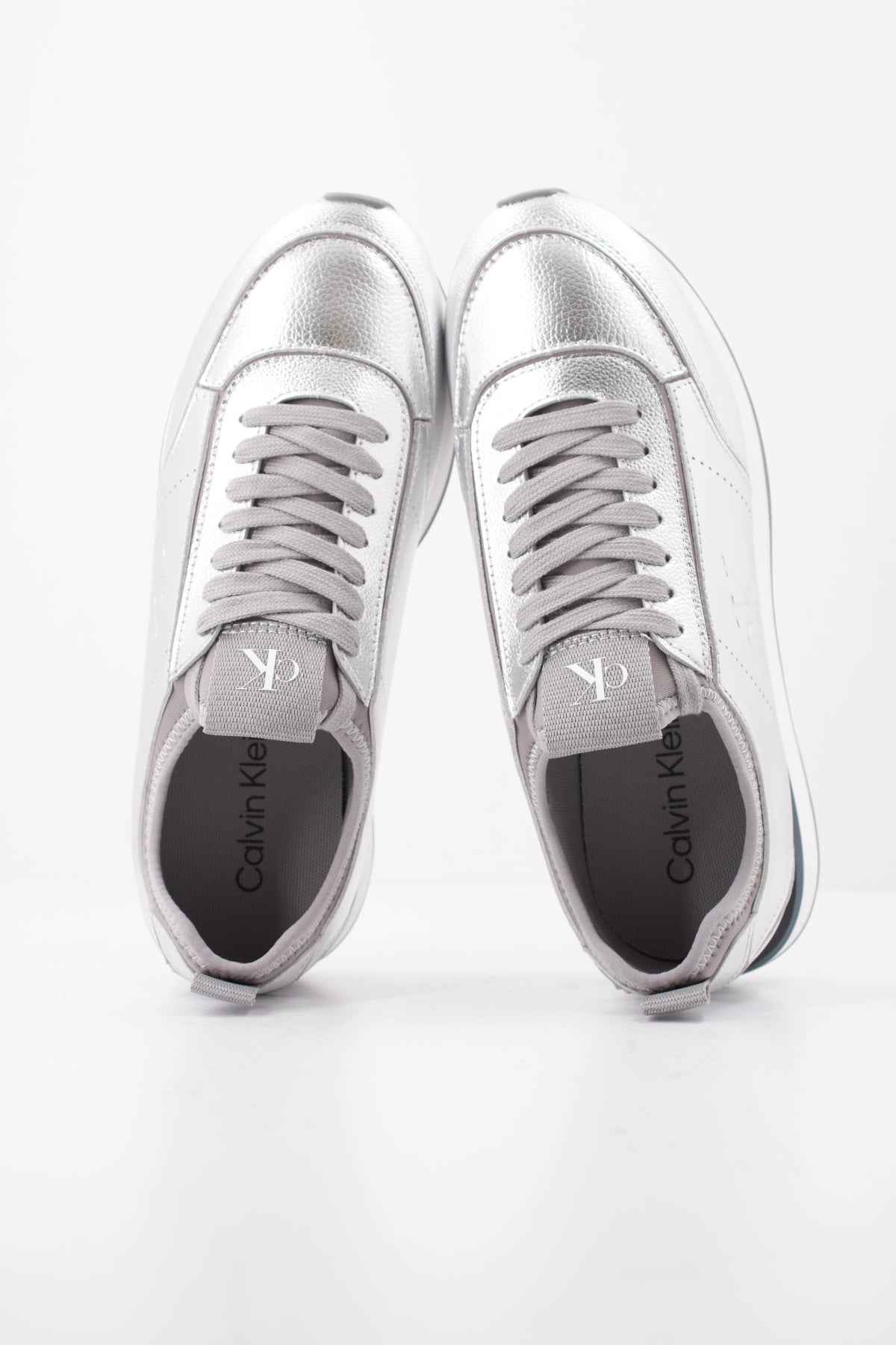 CALVIN KLEIN RETRO RUNNER METALLIC en color PLATA  (3)