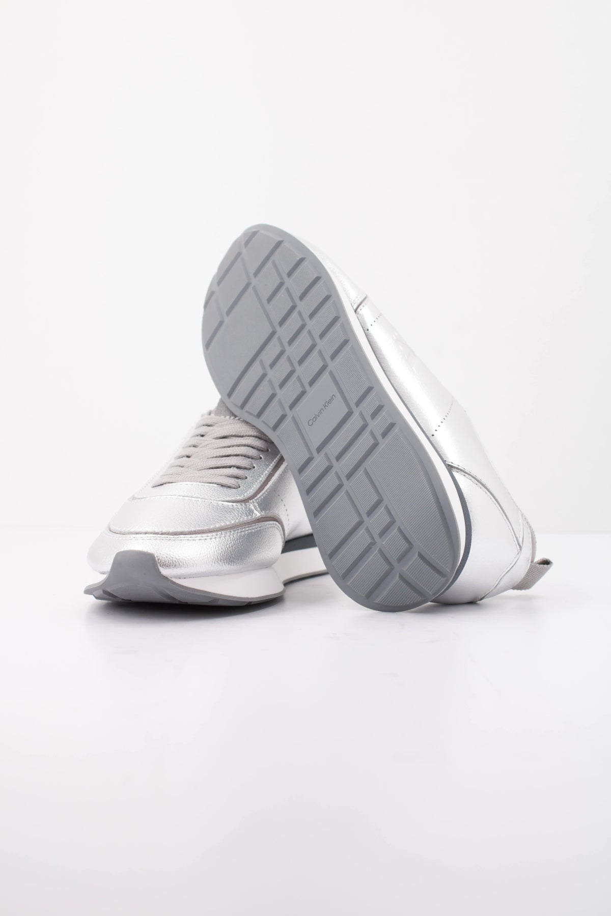 CALVIN KLEIN RETRO RUNNER METALLIC en color PLATA  (5)