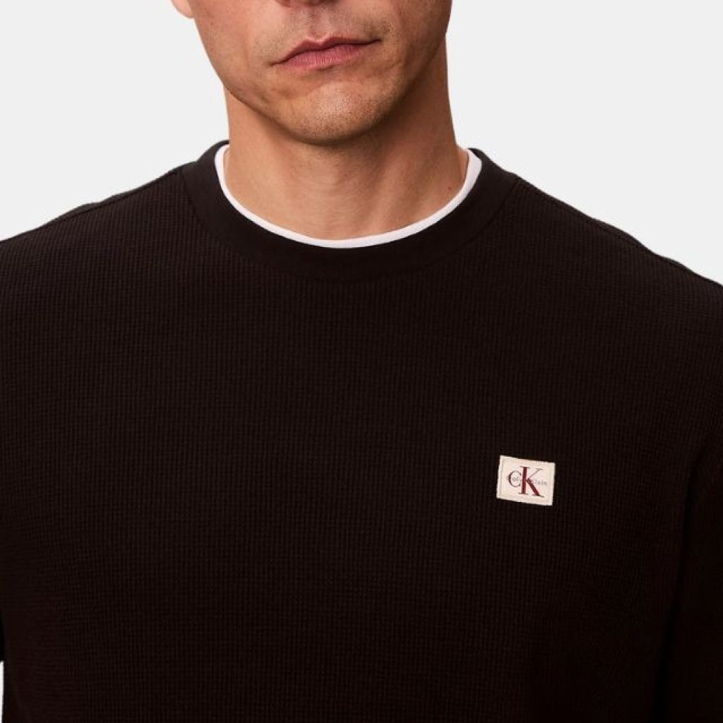 CALVIN KLEIN LVEM LS WAFFLE BADGE CREWNK T en color NEGRO  (6)