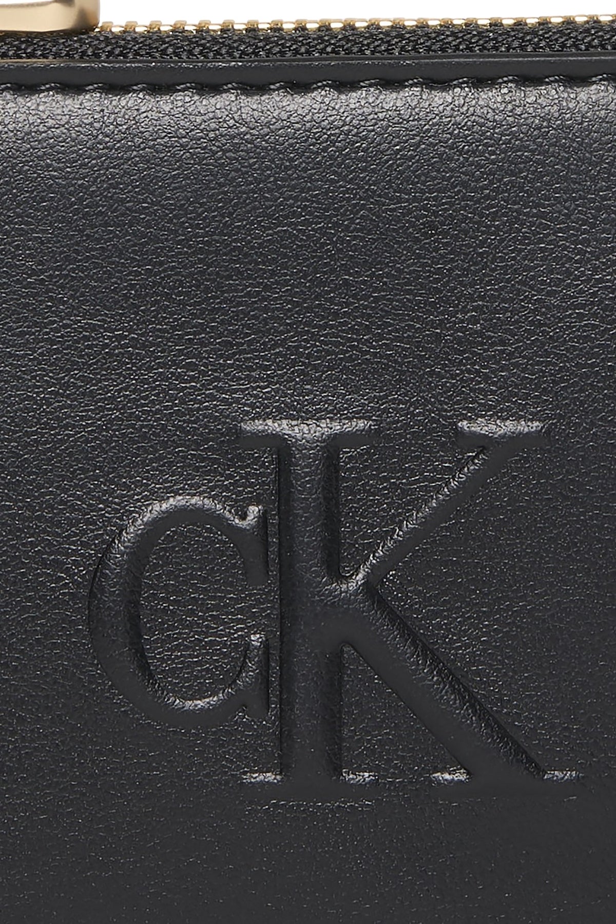CALVIN KLEIN LVFG BOLD CK MEDIUM ZIP AROUN en color   (4)
