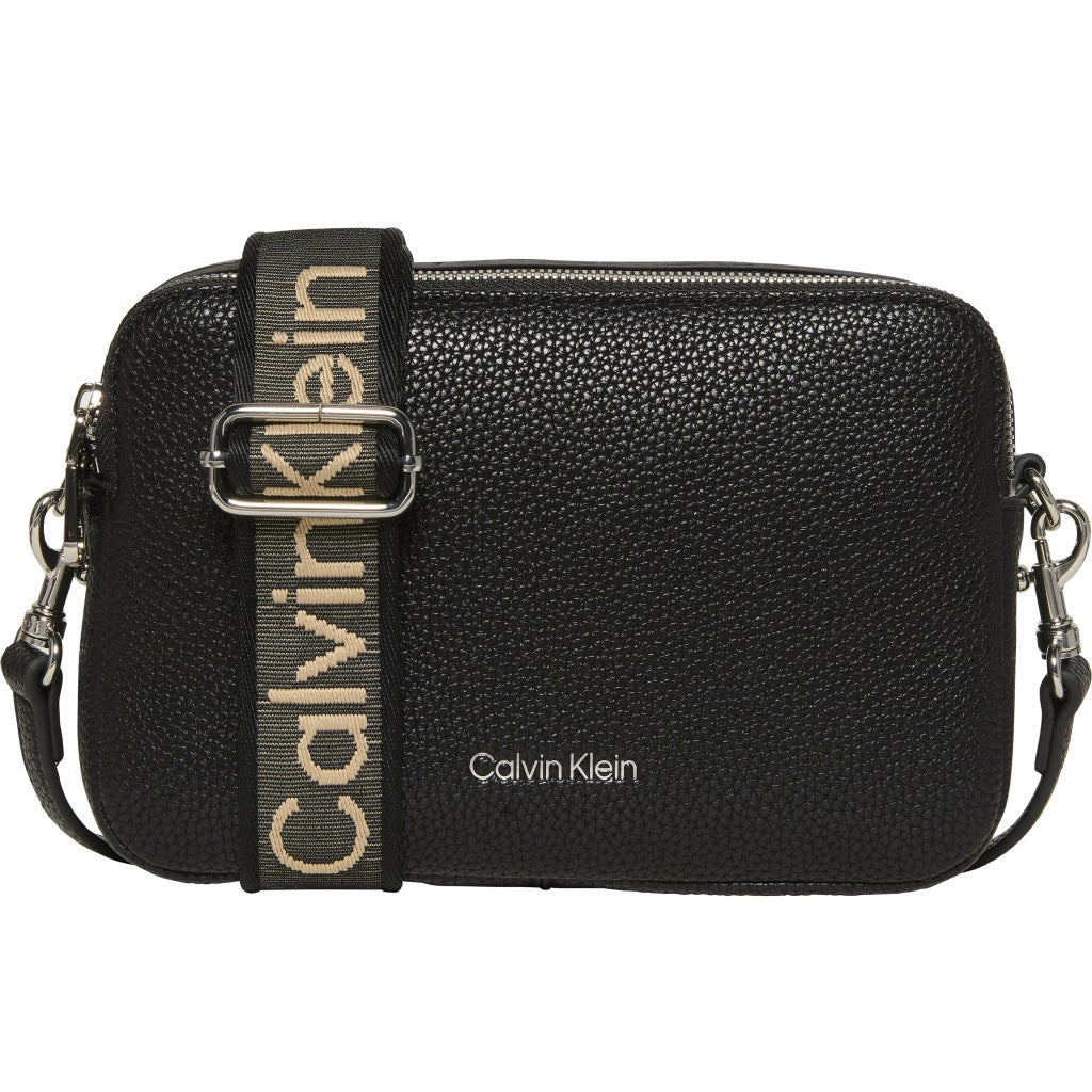 CALVIN KLEIN LVFG WEBBING X STRAP CAMERA en color NEGRO  (4)