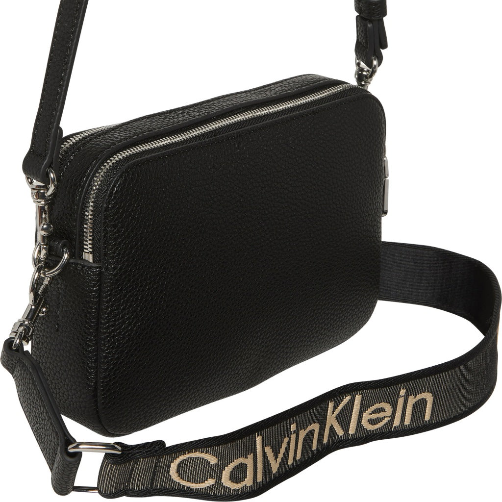 CALVIN KLEIN LVFG WEBBING X STRAP CAMERA en color NEGRO  (5)