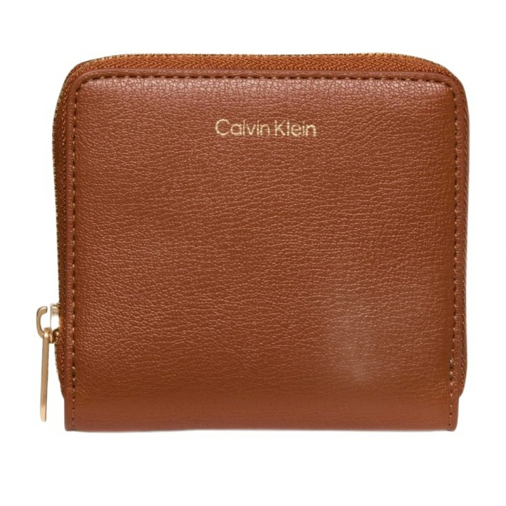 CALVIN KLEIN LVFG FOIL LOGO MEDIUM ZIP ARO en color MARRON CLARO  (4)