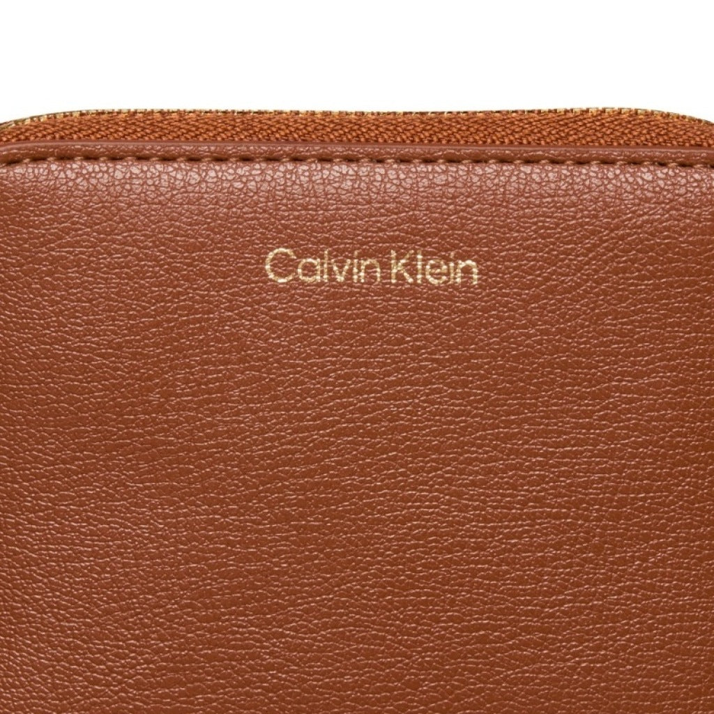 CALVIN KLEIN LVFG FOIL LOGO MEDIUM ZIP ARO en color MARRON CLARO  (6)