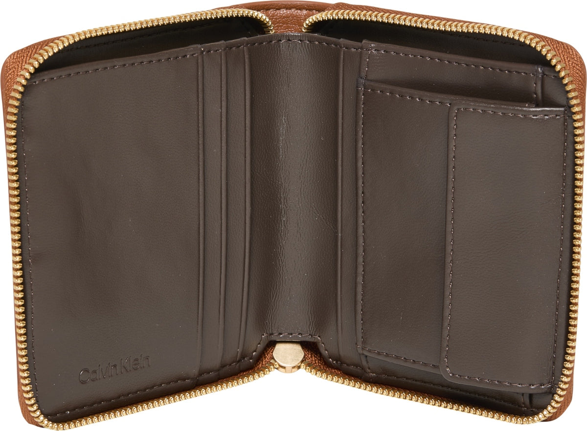 CALVIN KLEIN LVFG FOIL LOGO MEDIUM ZIP ARO en color MARRON CLARO  (2)