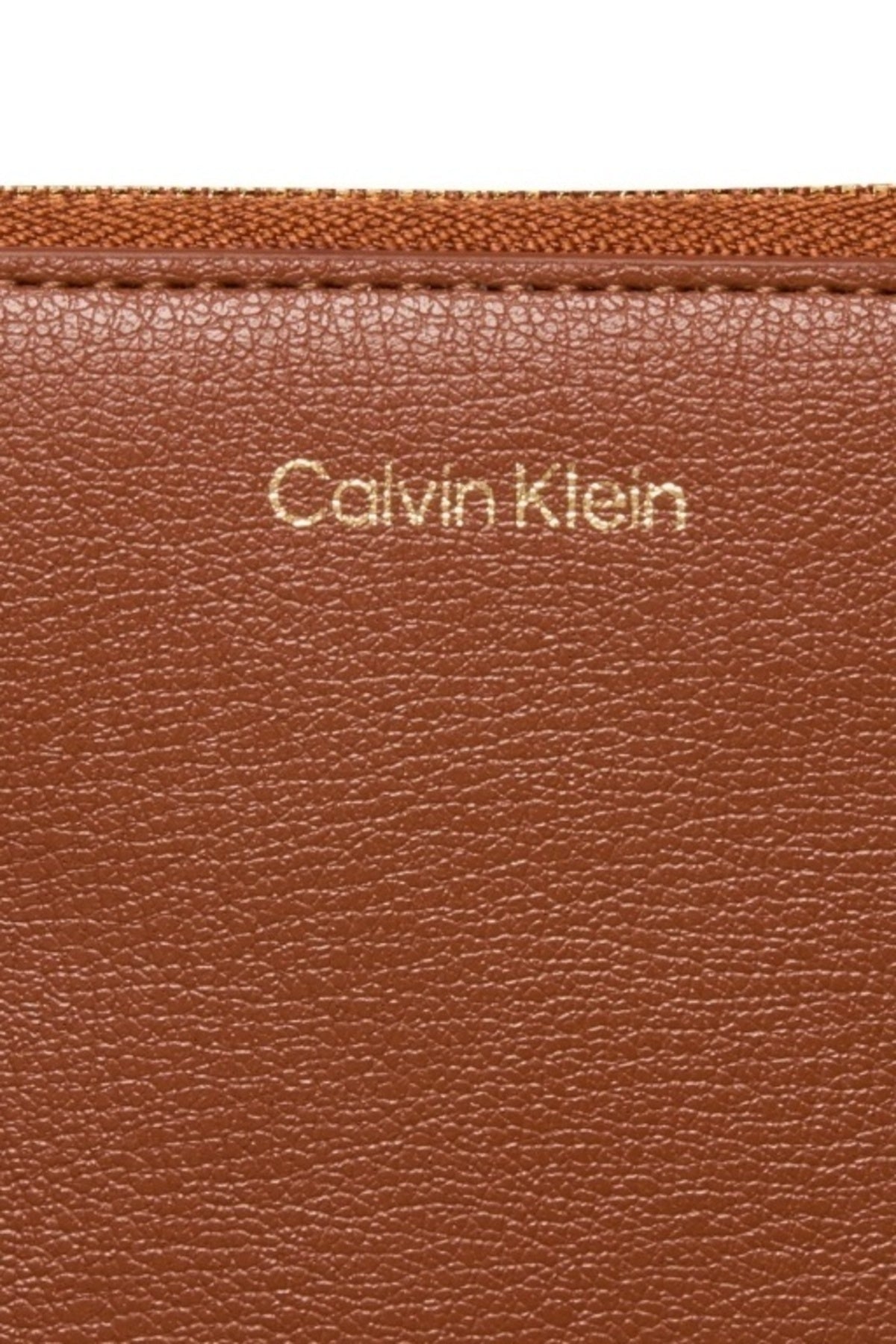 CALVIN KLEIN LVFG FOIL LOGO MEDIUM ZIP ARO en color MARRON CLARO  (3)