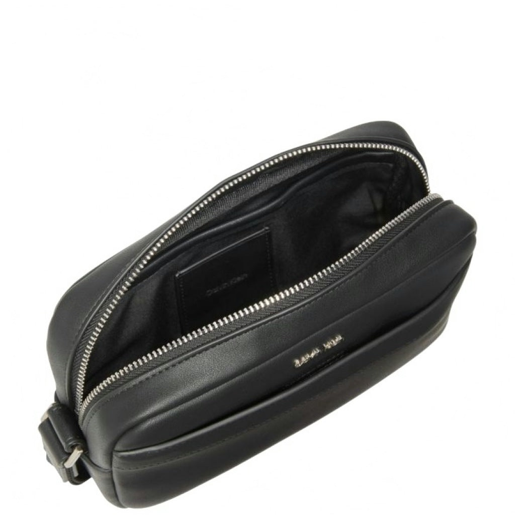 CALVIN KLEIN LVDG RAISED POUCH W HANDLE en color NEGRO  (6)