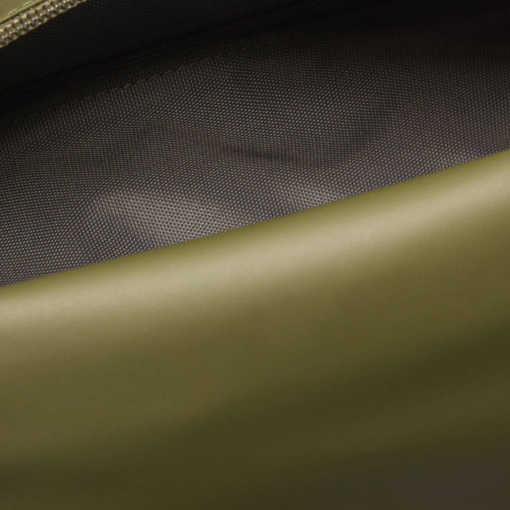 CALVIN KLEIN LVDG RUBBERIZED DOPP KIT en color VERDE  (6)