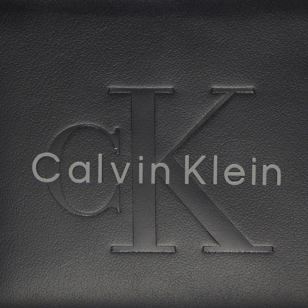 CALVIN KLEIN LVDG BOLD BILLFOLD COIN en color NEGRO  (6)