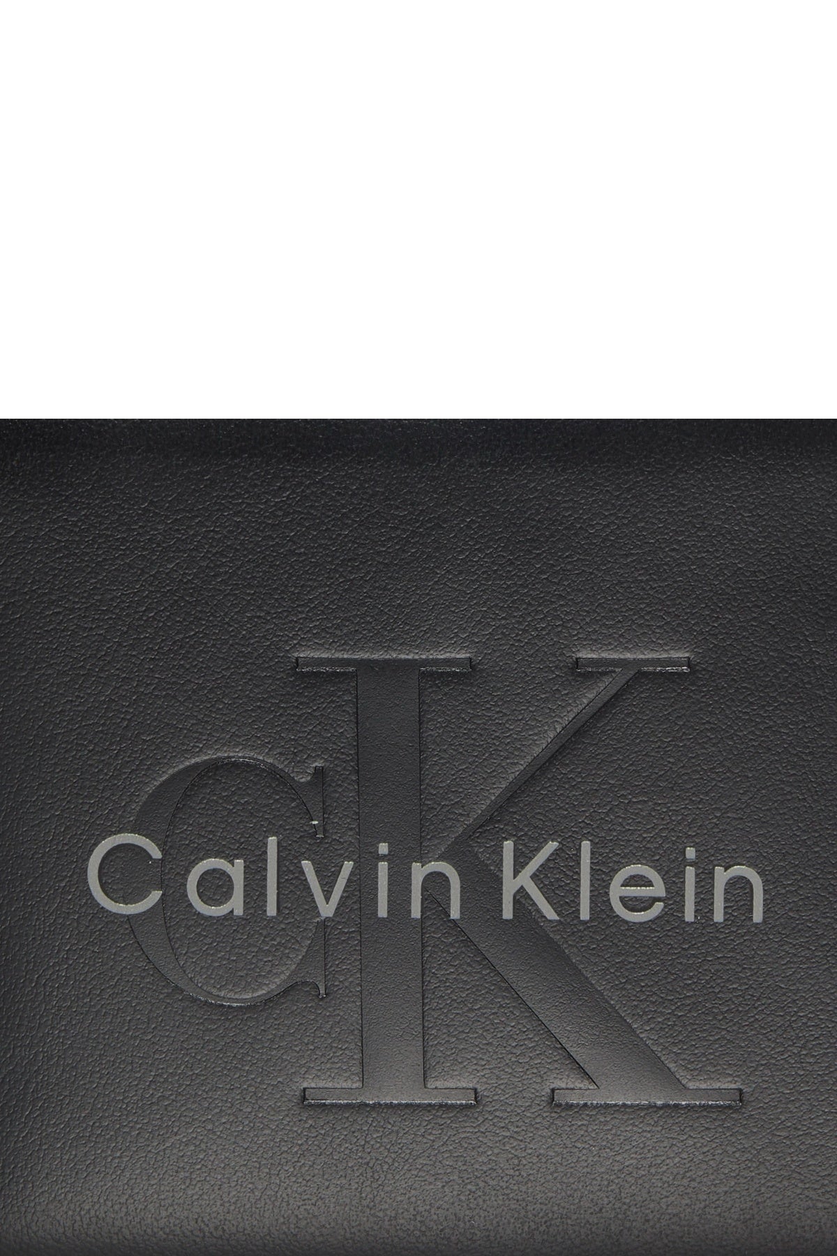 CALVIN KLEIN LVDG BOLD BILLFOLD COIN en color NEGRO  (3)