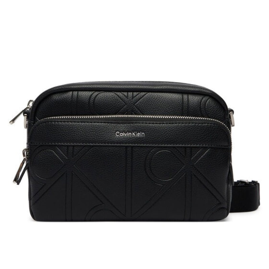 CALVIN KLEIN LVDG EMBLEM EMBOSS CAMERA BAG en color NEGRO  (3)