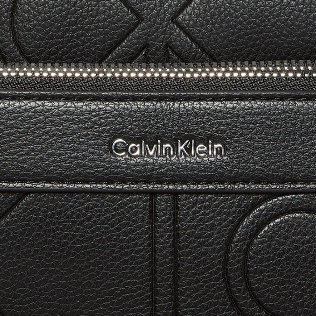CALVIN KLEIN LVDG EMBLEM EMBOSS CAMERA BAG en color NEGRO  (4)