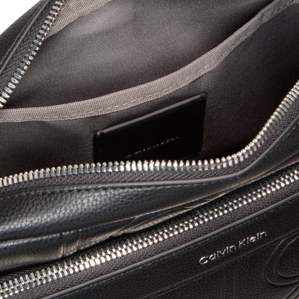 CALVIN KLEIN LVDG EMBLEM EMBOSS CAMERA BAG en color NEGRO  (5)