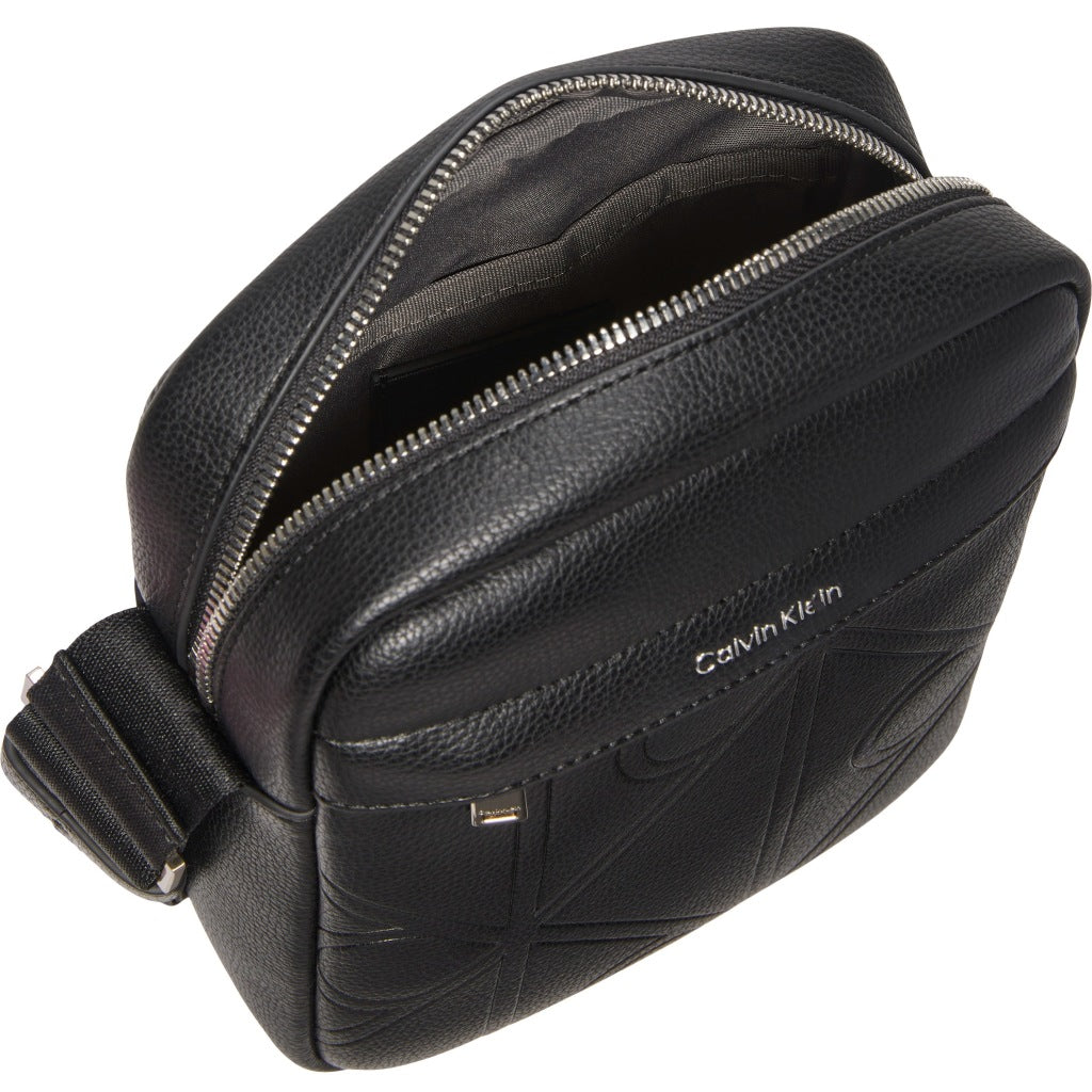 CALVIN KLEIN LVDG EMBLEM AOP EMBOSS REPORT en color NEGRO  (6)