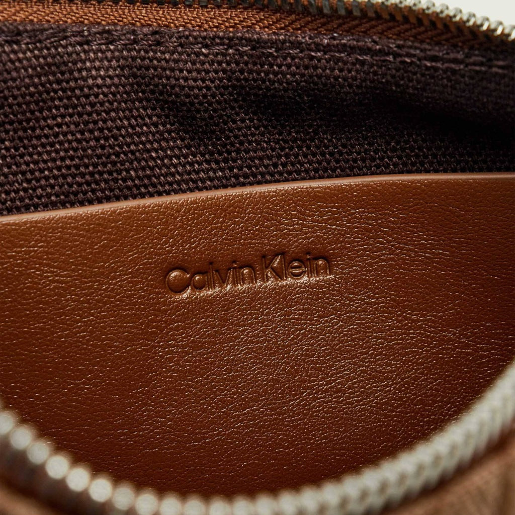 CALVIN KLEIN LVFG EMBLEM AOP JACQUARD MINI en color MARRON CLARO  (6)