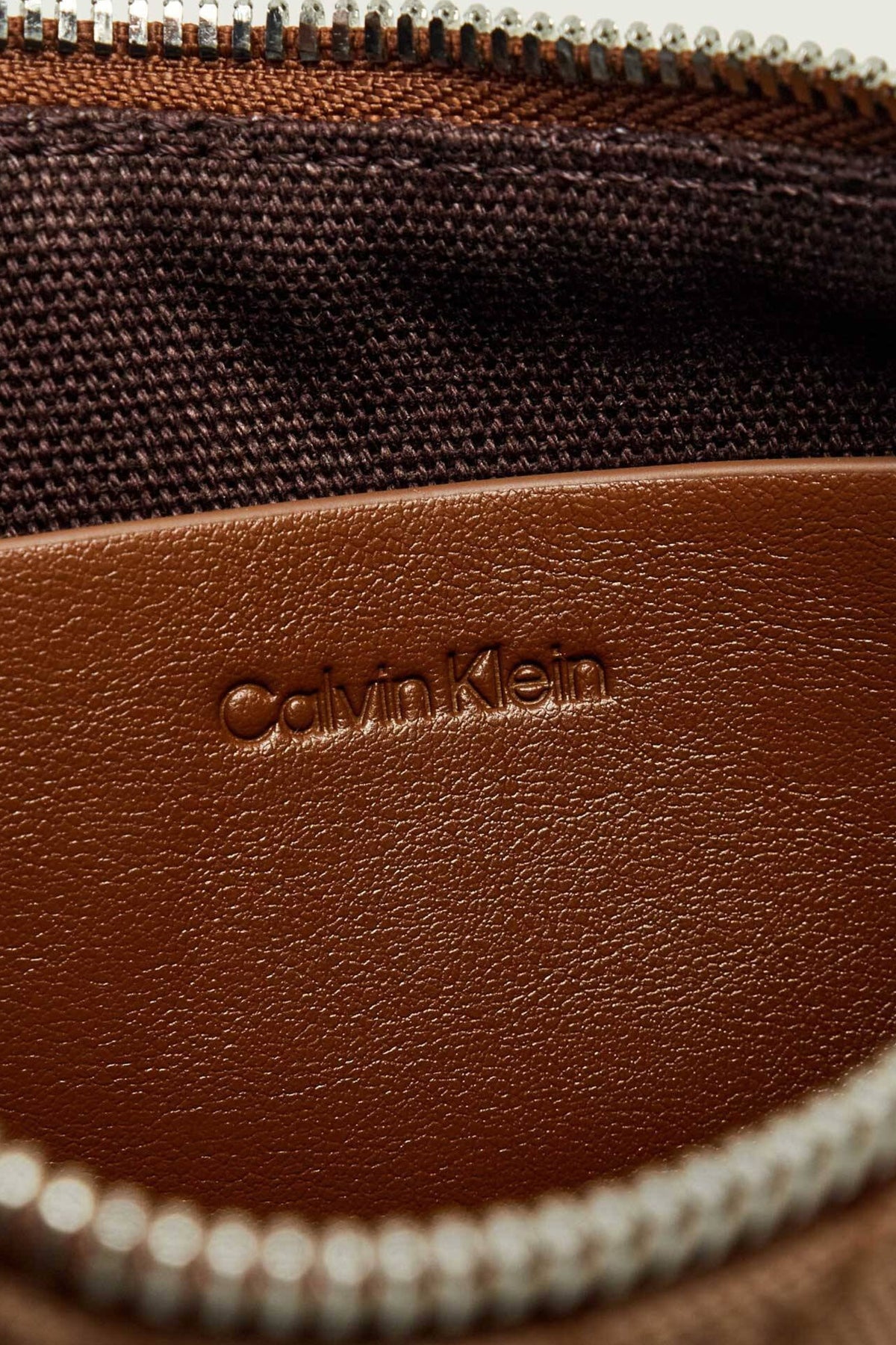 CALVIN KLEIN LVFG EMBLEM AOP JACQUARD MINI en color MARRON CLARO  (3)