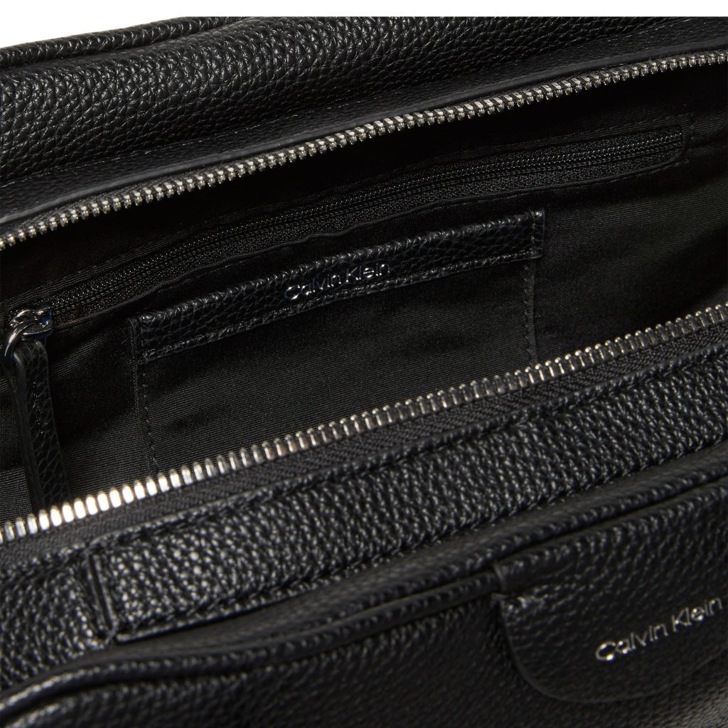 CALVIN KLEIN LVFG EMBLEM TRIO PEBBLE BAG en color NEGRO  (6)