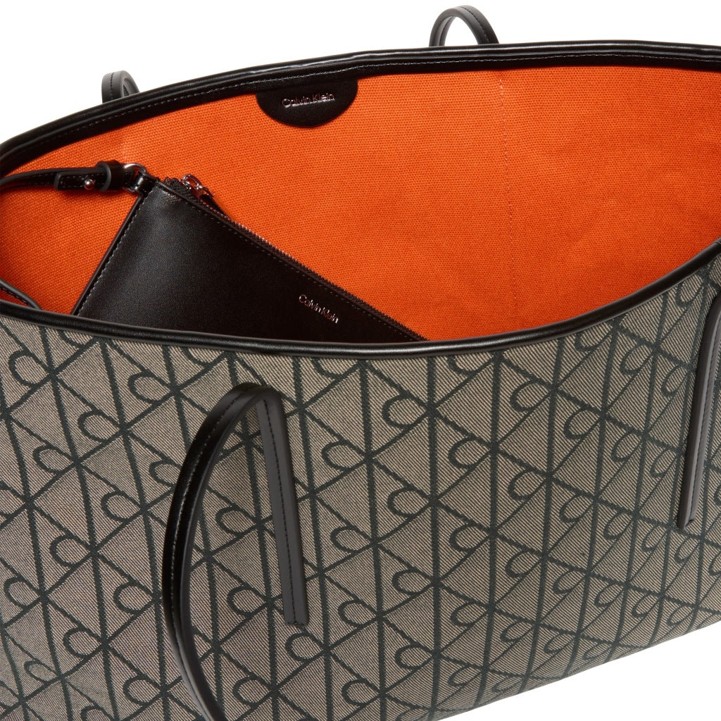 CALVIN KLEIN LVFG EMBLEM AOP JACQUARD TOTE en color MARRON  (6)