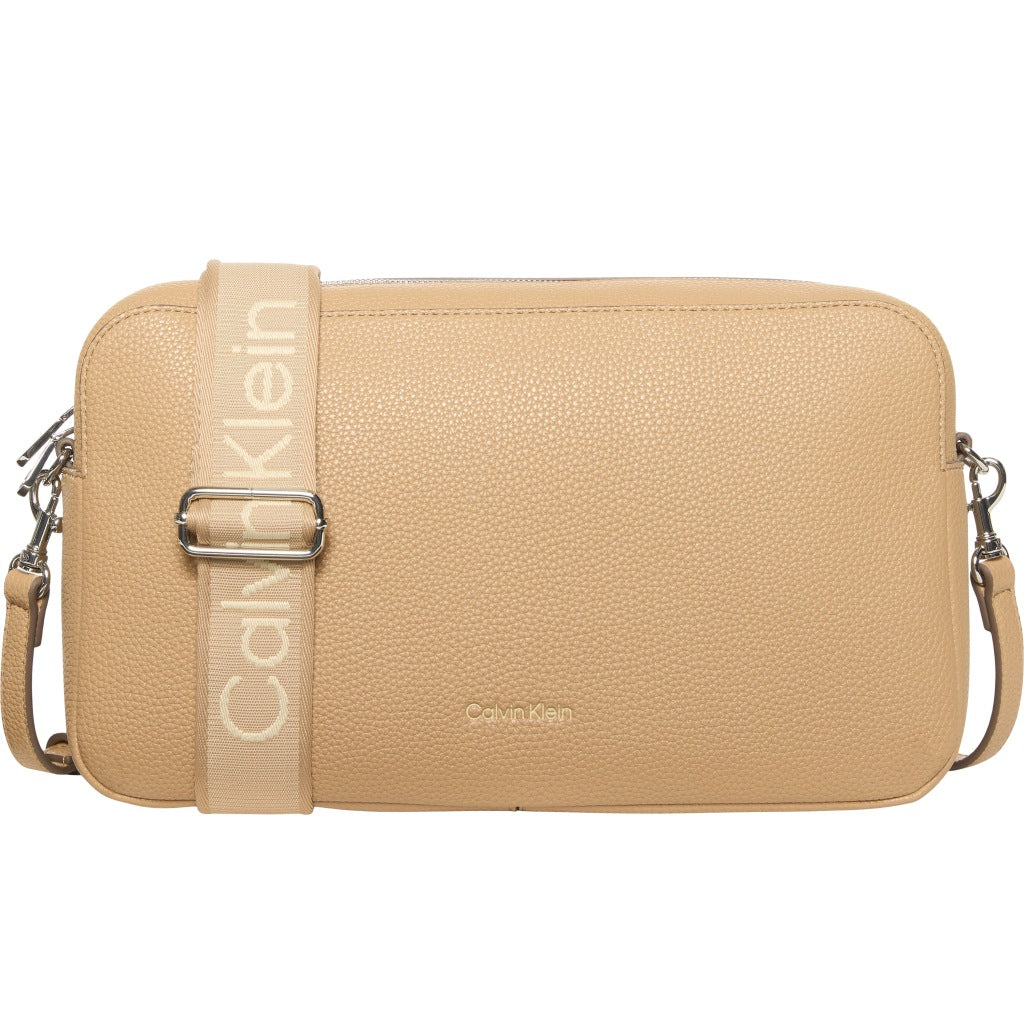 CALVIN KLEIN LVFG WEBBING X STRAP CAMERA en color MARRON CLARO  (4)