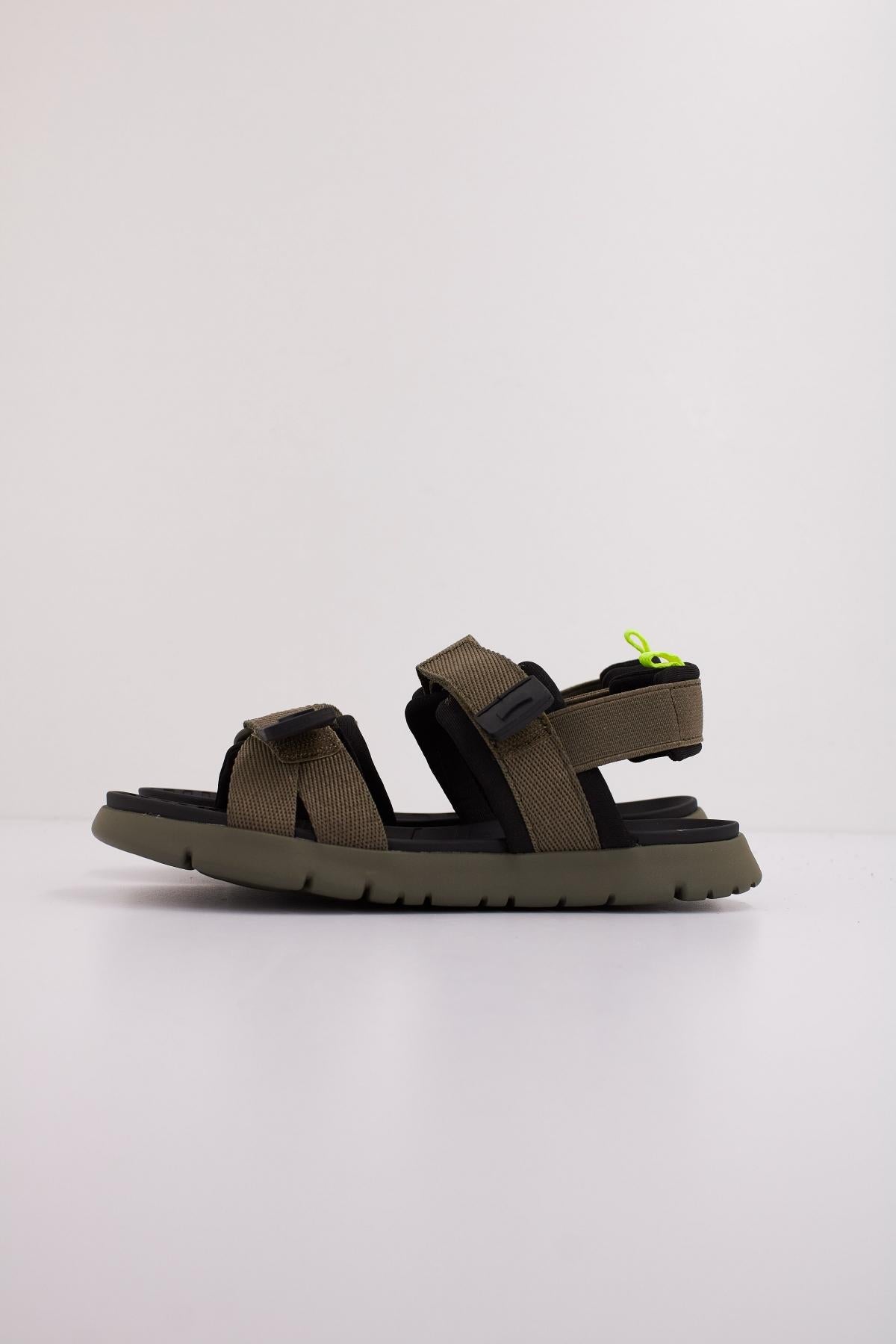 CAMPER ORUGA SANDAL en color VERDE  (1)