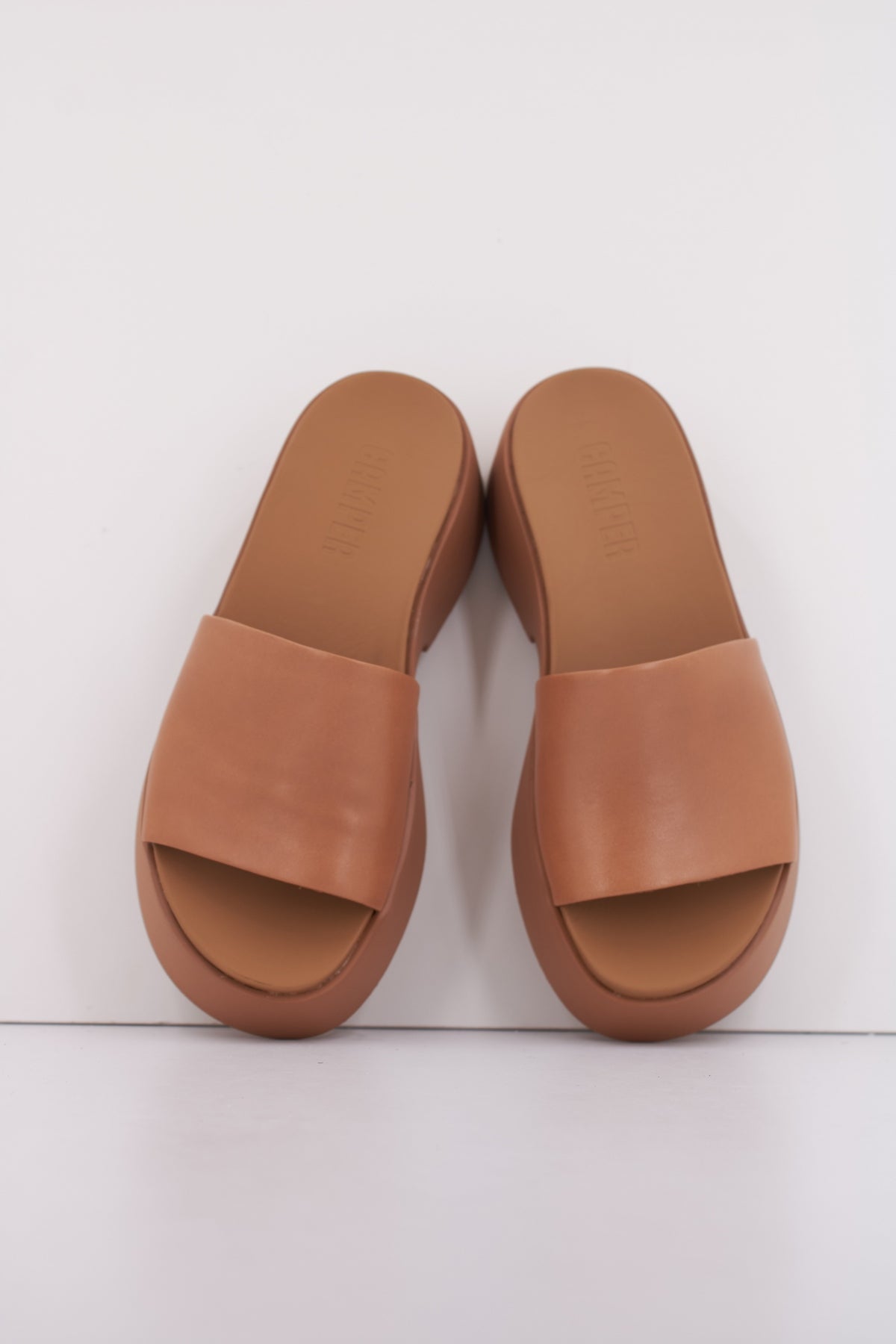 CAMPER TASHA en color MARRON  (3)
