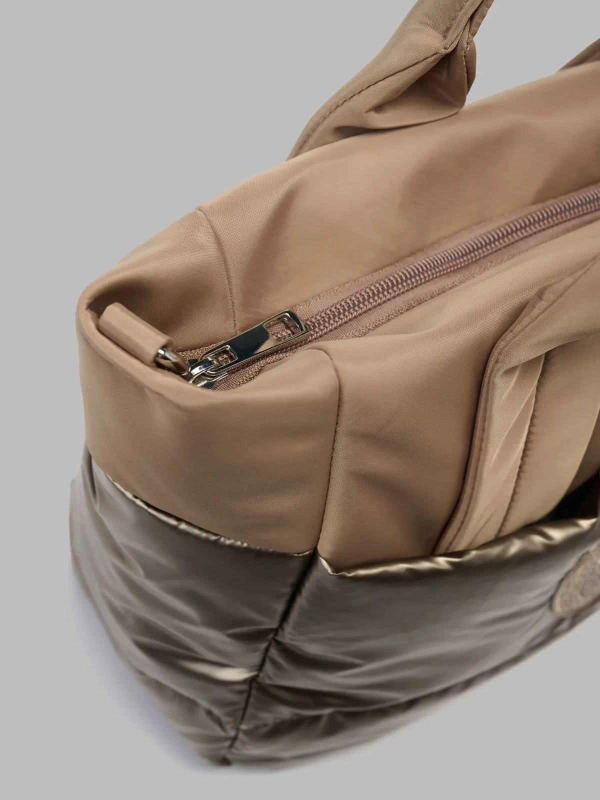BLAUER POLYESTER NYLON TOTE BAG PADDED en color BEIS  (2)