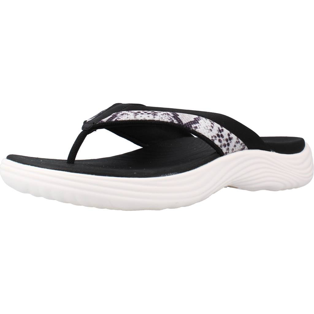 CLARKS LOLA SAND en color NEGRO  (1)