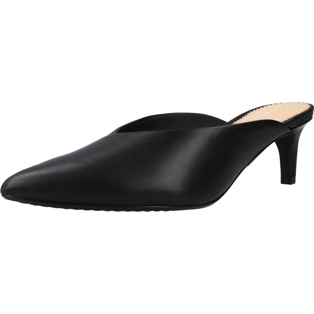 CLARKS GENOA MULE en color NEGRO  (1)