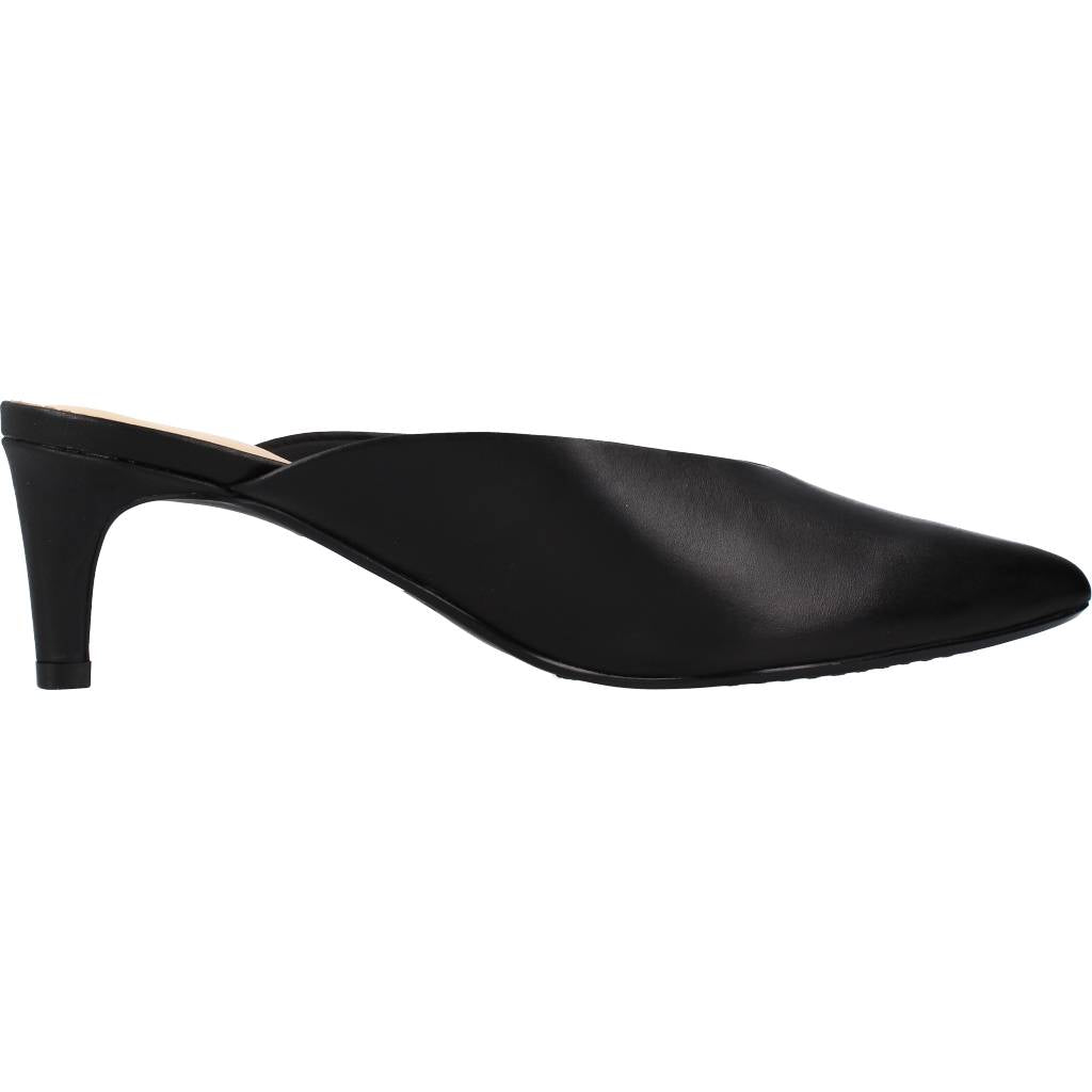 CLARKS GENOA MULE en color NEGRO  (4)