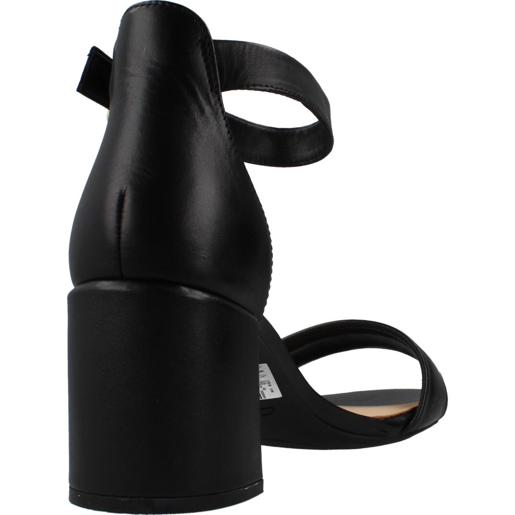 CLARKS EZORIA MAE en color NEGRO  (3)