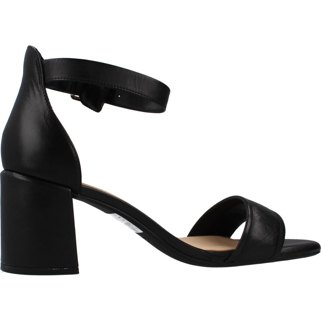 CLARKS EZORIA MAE en color NEGRO  (4)