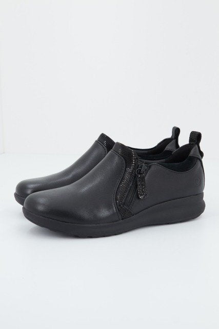 CLARKS UN ADORN ZIP en color NEGRO  (1)