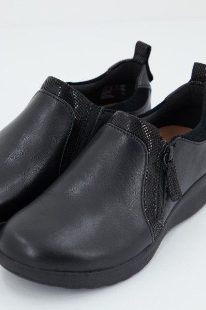 CLARKS UN ADORN ZIP en color NEGRO  (3)