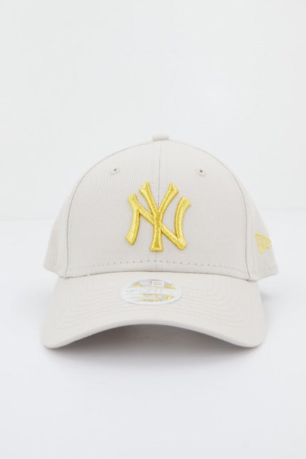 NEW ERA WMNS METALLIC LOGO FORTY en color BEIS  (1)