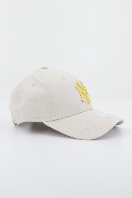 NEW ERA WMNS METALLIC LOGO FORTY en color BEIS  (2)