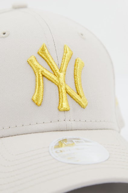 NEW ERA WMNS METALLIC LOGO FORTY en color BEIS  (4)