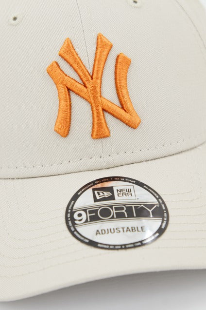 NEW ERA LEAGUE ESSENTIAL FORTY NE en color BEIS  (4)