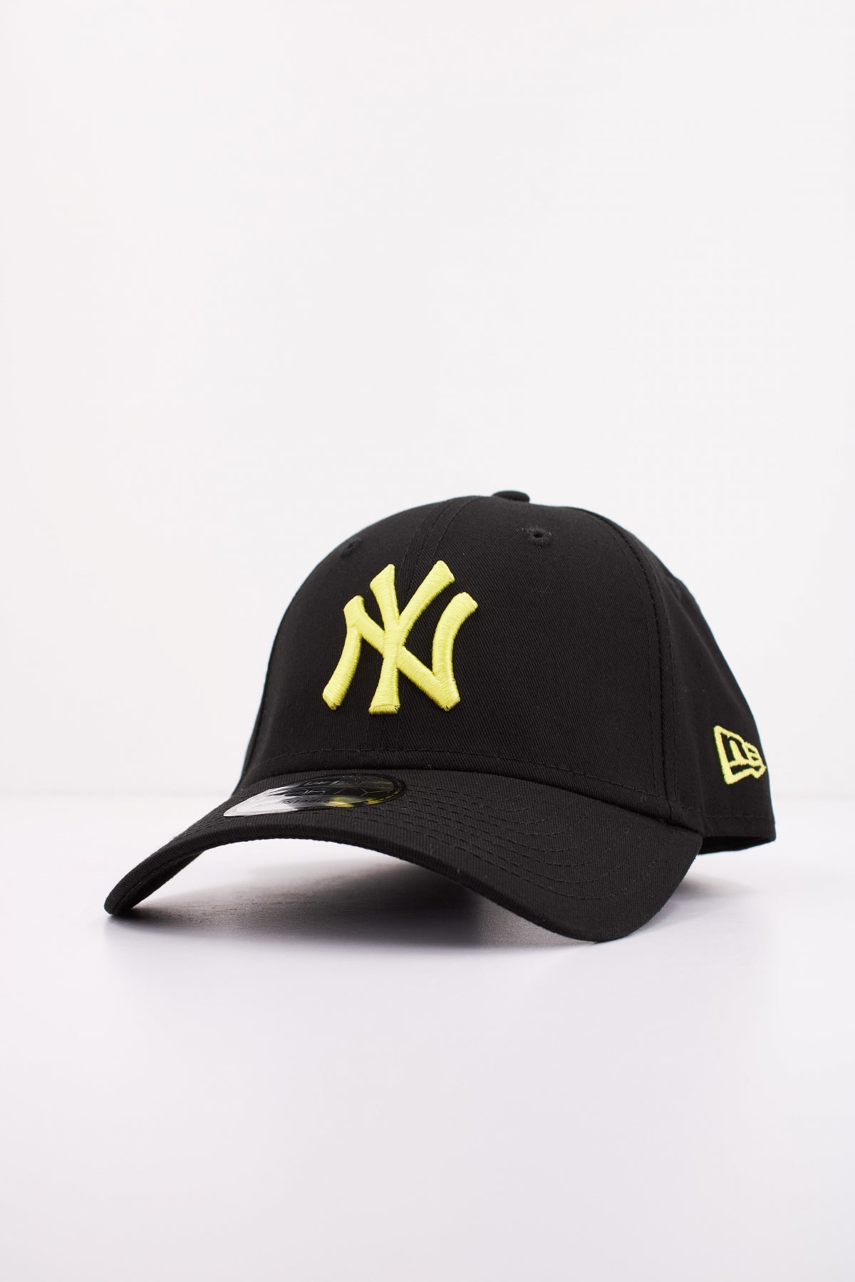 NEW ERA LEAGUE ESSENTIAL FORTY en color NEGRO  (2)