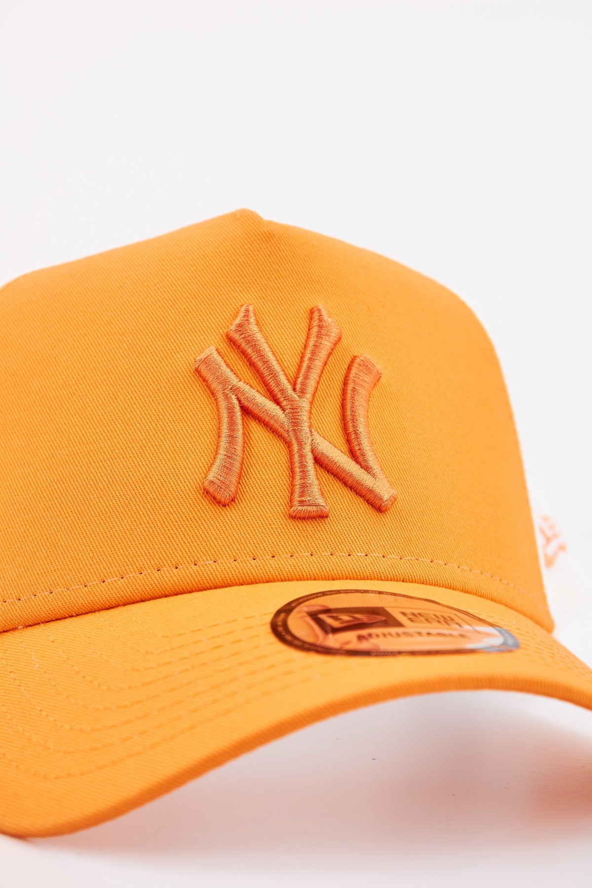 NEW ERA LEAGUE ESS TRUCKER NEYYA en color NARANJA  (4)