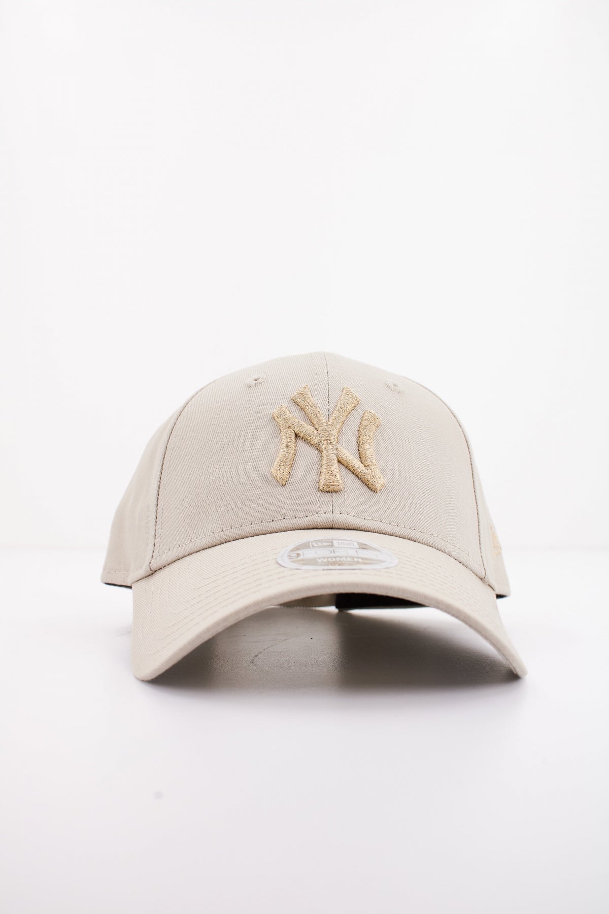 NEW ERA FEMALE METALLIC LOGO FO en color BEIS  (1)