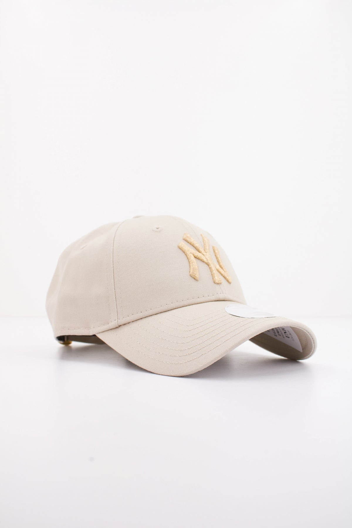 NEW ERA FEMALE METALLIC LOGO FO en color BEIS  (2)