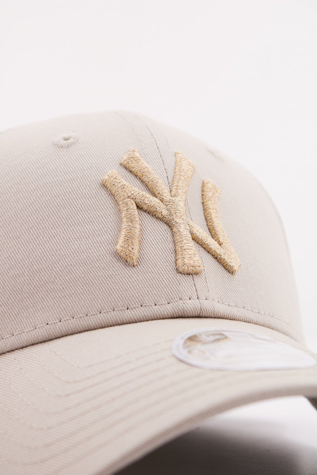NEW ERA FEMALE METALLIC LOGO FO en color BEIS  (4)