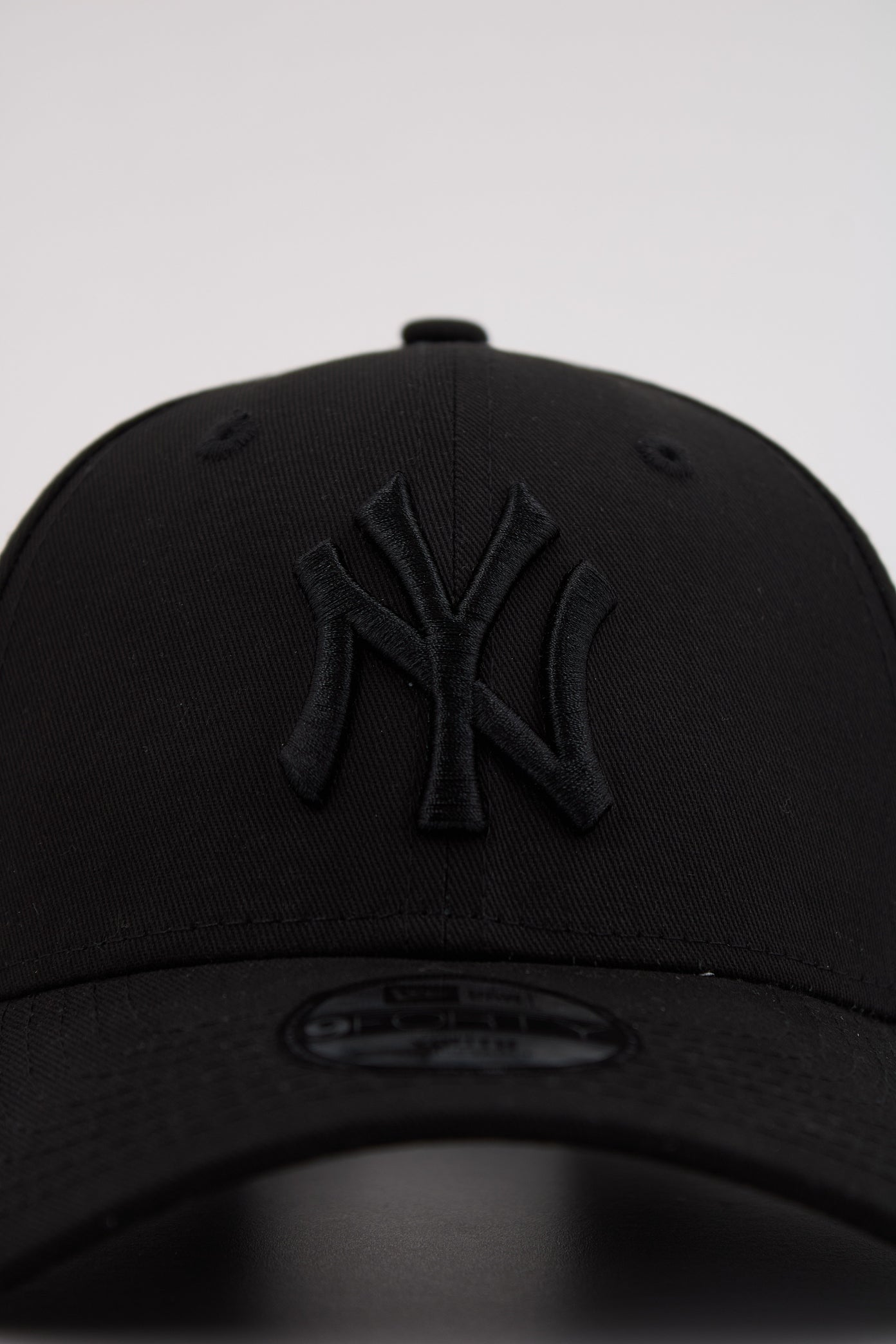 NEW ERA LEAGUE ESSENTI YOUTH en color NEGRO  (4)