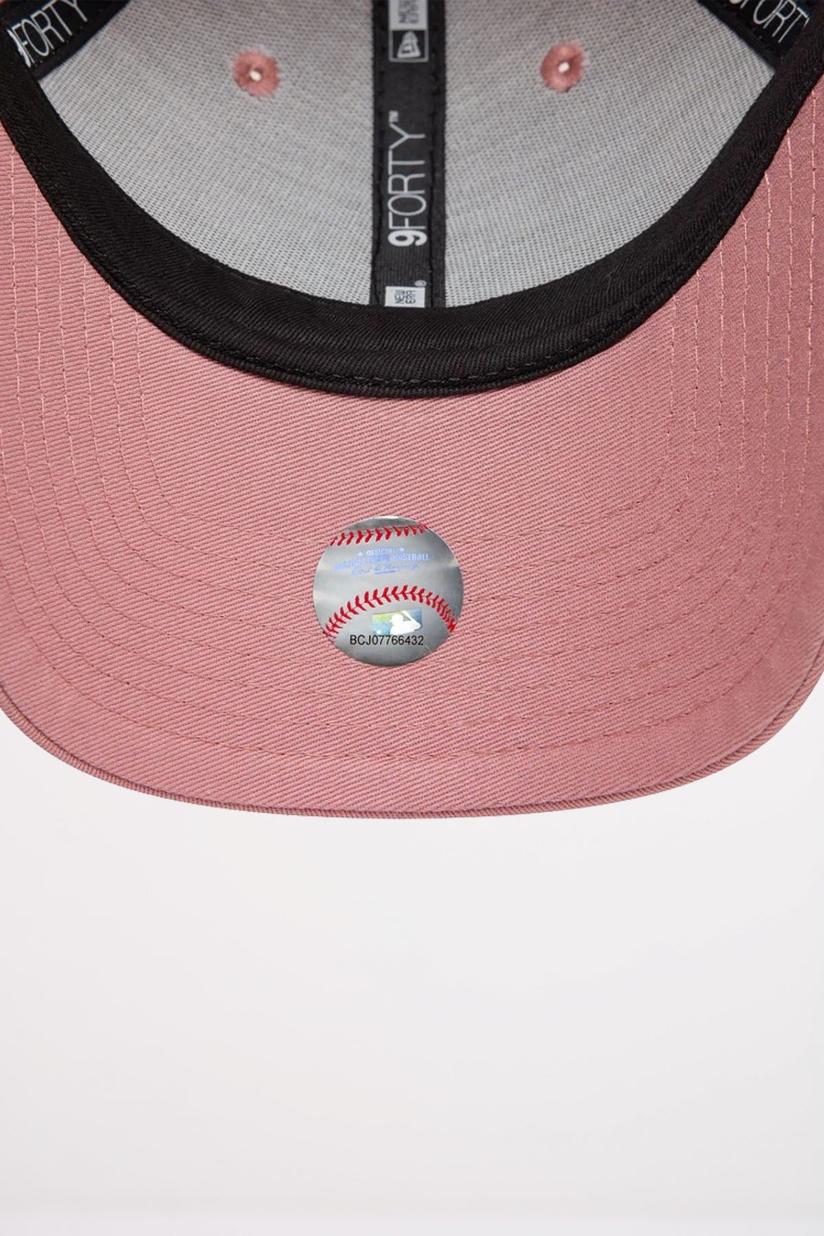 NEW ERA LEAGUE ESSENTIAL FORTY en color ROSA  (5)