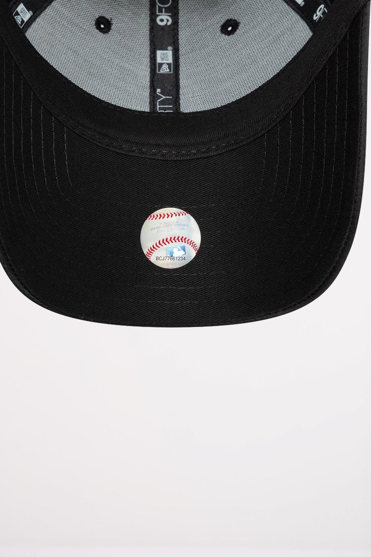 NEW ERA WMNS SATIN FORTY NEYYAN en color NEGRO  (5)